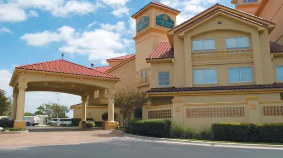 La Quinta Inn and Suites Austin Airport | Teksas - Austin (ve civarı) - Austin