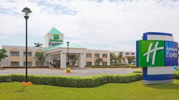 Holiday Inn Express Cancun | Quintana Roo - Benito Juárez - Cancun (ve civarı) - Oteller Bölgesi - Avenida Kukulkan