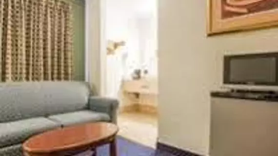 Rodeway Inn & Suites Fort Jackson | Güney Karolayna - Columbia (ve civarı) - Columbia