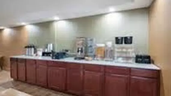 Quality Inn Near Pimlico Racetrack | Maryland - Baltimore (ve civarı) - Baltimore