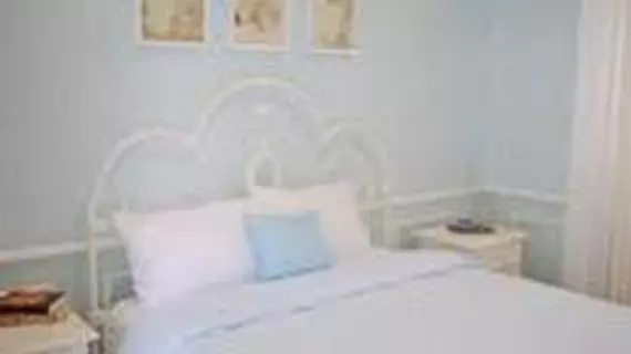 Cottonwood Bed & Breakfast House | West Java - Bandung (ve civarı) - Bandung