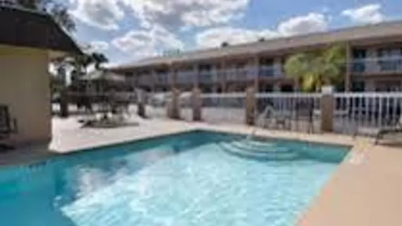 Super 8 Kissimmee Maingate | Florida - Orlando (ve civarı) - Lake Buena Vista - Disney's Maingate East