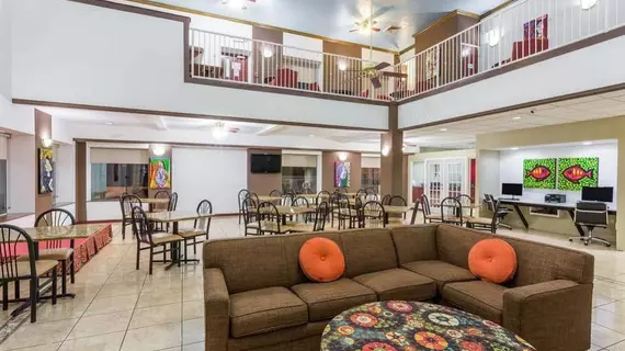 Ramada by Wyndham Zephyrhills | Florida - Tampa (ve civarı) - Zephyrhills