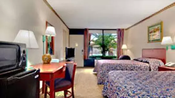 Travelodge Inn & Suites Orlando Airport | Florida - Orlando (ve civarı) - Orlando