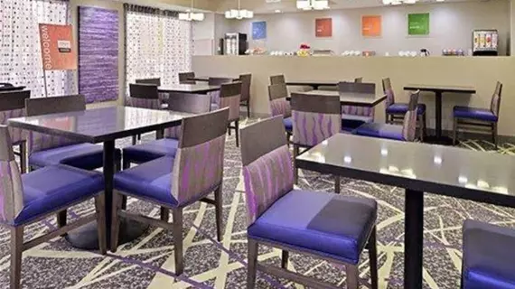 Comfort Inn & Suites | Teksas - Dallas (ve civarı) - Frisco