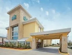 La Quinta Inn & Suites Dallas I-35 Walnut Hill Lane