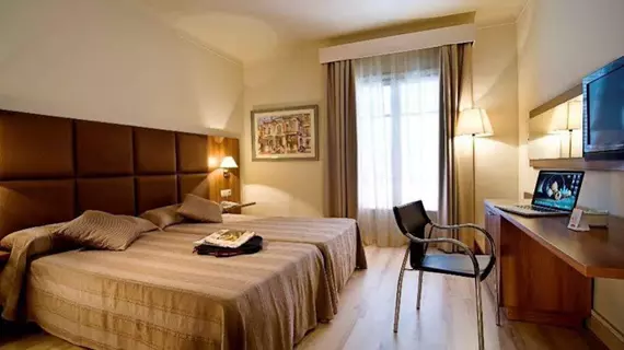 Hotel Pirineos | Katalonya - Girona İli - Alt Empordà - Figueres