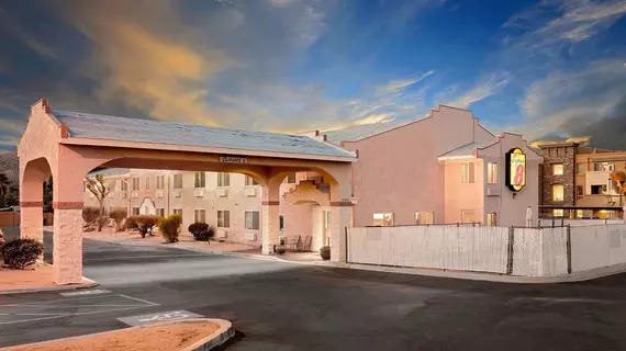 Super 8 by Wyndham Yucca Val/Joshua Tree Nat Pk Area | Kaliforniya - San Bernardino County - Twentynine Palms (ve civarı) - Yucca Valley