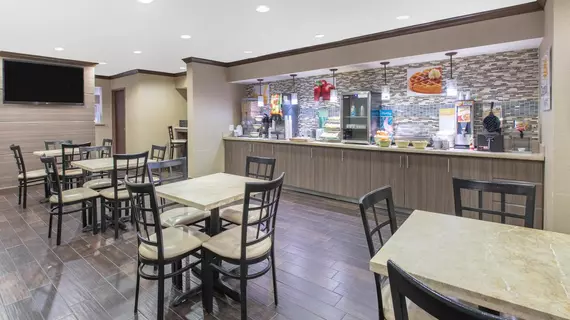 Days Inn and Suites by Wyndham Arlington Near Six Flags | Teksas - Dallas (ve civarı) - Arlington