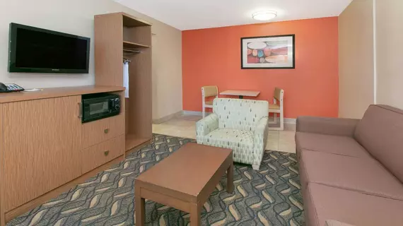 Days Inn and Suites by Wyndham Arlington Near Six Flags | Teksas - Dallas (ve civarı) - Arlington