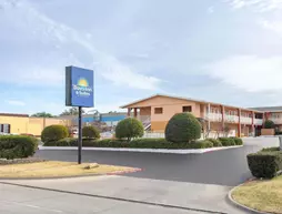 Days Inn and Suites by Wyndham Arlington Near Six Flags | Teksas - Dallas (ve civarı) - Arlington