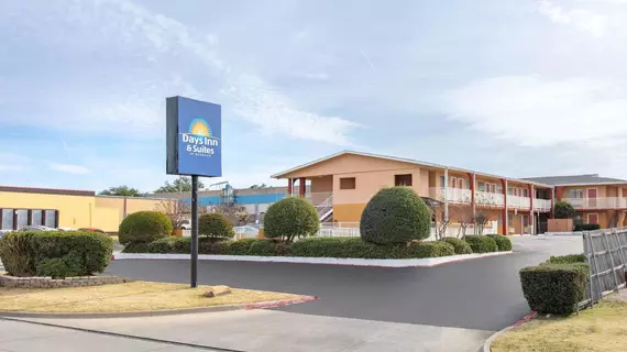 Days Inn and Suites by Wyndham Arlington Near Six Flags | Teksas - Dallas (ve civarı) - Arlington