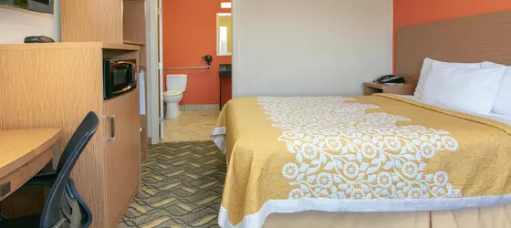 Days Inn and Suites by Wyndham Arlington Near Six Flags | Teksas - Dallas (ve civarı) - Arlington