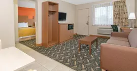 Days Inn and Suites by Wyndham Arlington Near Six Flags | Teksas - Dallas (ve civarı) - Arlington