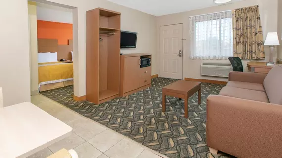 Days Inn and Suites by Wyndham Arlington Near Six Flags | Teksas - Dallas (ve civarı) - Arlington