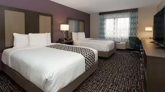 La Quinta Inn & Suites by Wyndham Wichita Airport | Kansas - Wichita (ve civarı) - Viçita