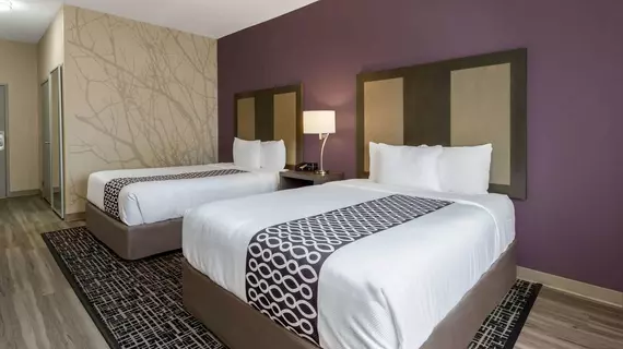 La Quinta Inn & Suites by Wyndham Wichita Airport | Kansas - Wichita (ve civarı) - Viçita