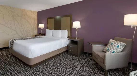 La Quinta Inn & Suites by Wyndham Wichita Airport | Kansas - Wichita (ve civarı) - Viçita