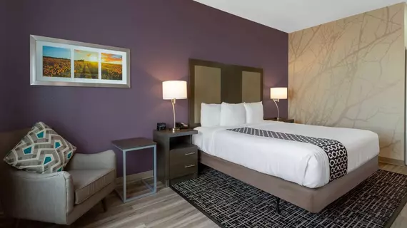 La Quinta Inn & Suites by Wyndham Wichita Airport | Kansas - Wichita (ve civarı) - Viçita