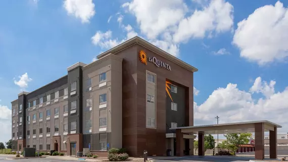 La Quinta Inn & Suites by Wyndham Wichita Airport | Kansas - Wichita (ve civarı) - Viçita