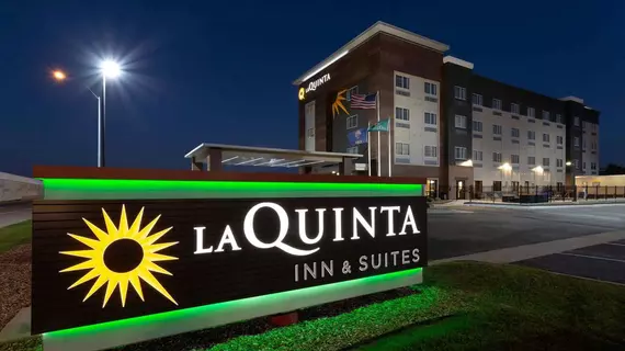 La Quinta Inn & Suites by Wyndham Wichita Airport | Kansas - Wichita (ve civarı) - Viçita