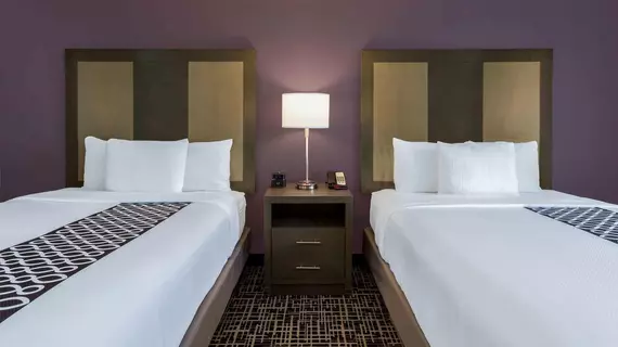 La Quinta Inn & Suites by Wyndham Wichita Airport | Kansas - Wichita (ve civarı) - Viçita