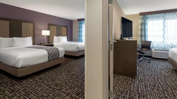 La Quinta Inn & Suites by Wyndham Wichita Airport | Kansas - Wichita (ve civarı) - Viçita