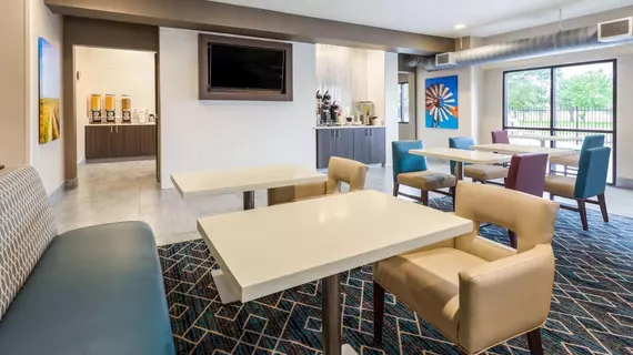 La Quinta Inn & Suites by Wyndham Wichita Airport | Kansas - Wichita (ve civarı) - Viçita