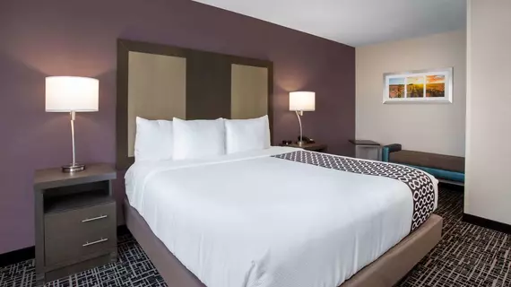 La Quinta Inn & Suites by Wyndham Wichita Airport | Kansas - Wichita (ve civarı) - Viçita