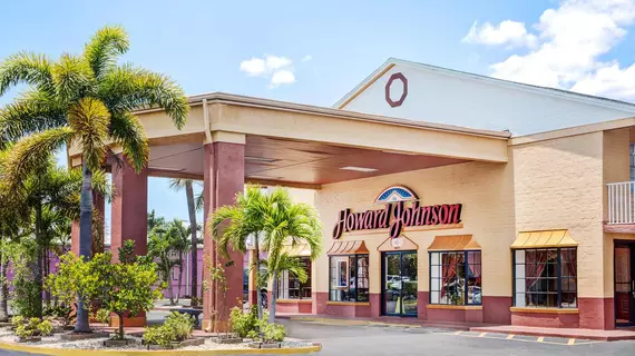 Howard Johnson by Wyndham Ft. Myers FL | Florida - Fort Myers (ve civarı) - Fort Myers