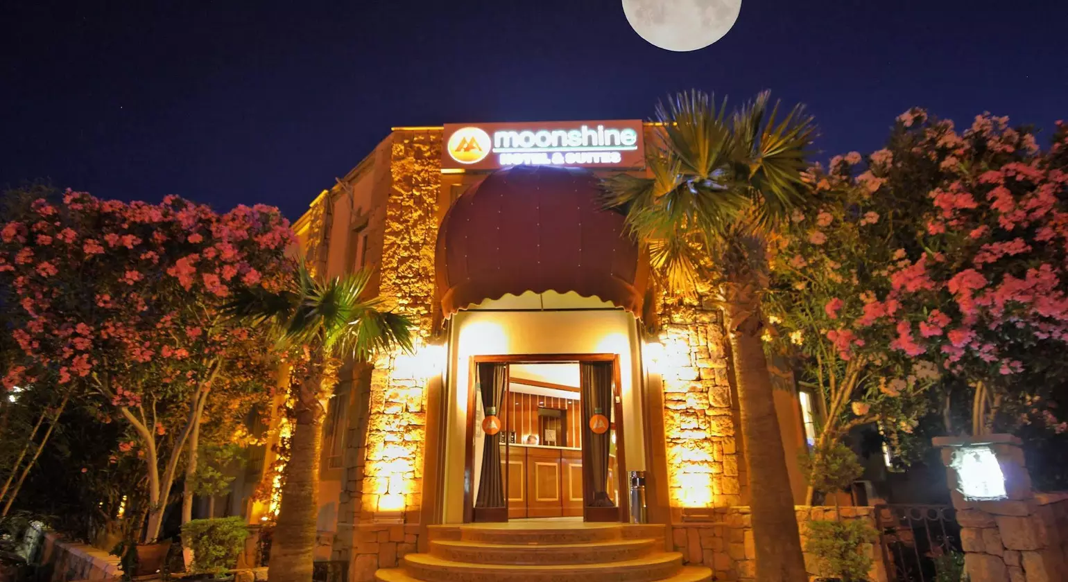 Moonshine Hotel & Suites