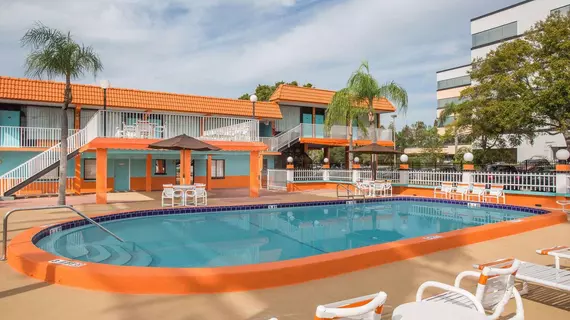 Howard Johnson by Wyndham Clearwater FL | Florida - St. Petersburg - Clearwater (ve civarı) - Clearwater