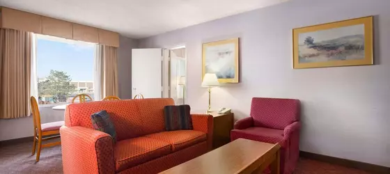 Days Inn & Suites by Wyndham Elyria | Ohio - Cleveland (ve civarı) - Elyria