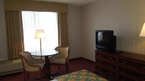 Days Inn & Suites by Wyndham Elyria | Ohio - Cleveland (ve civarı) - Elyria