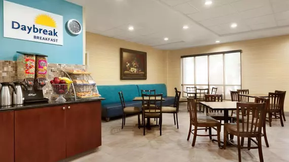 Days Inn & Suites by Wyndham San Antonio near AT&T Center | Teksas - San Antonio (ve civarı) - San Antonio