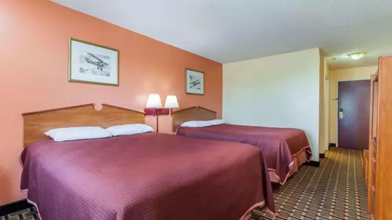 Howard Johnson by Wyndham Airport | Kentucky - Louisville (ve civarı) - Louisville