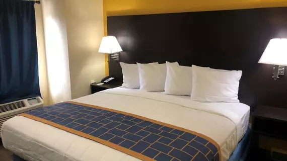 Days Inn & Suites by Wyndham Tampa/Raymond James Stadium | Florida - Tampa (ve civarı) - Tampa