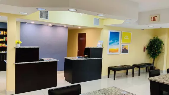 Days Inn & Suites by Wyndham Tampa/Raymond James Stadium | Florida - Tampa (ve civarı) - Tampa