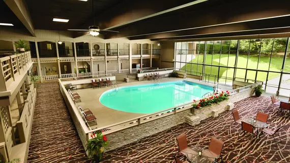 Radisson Hotel Louisville North | Indiana - Jeffersonville - Clarksville (ve civarı) - Clarksville