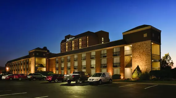 Radisson Hotel Louisville North | Indiana - Jeffersonville - Clarksville (ve civarı) - Clarksville